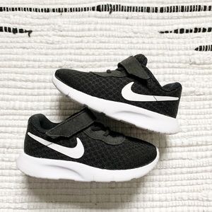 Toddler’s size 7C Nike sneakers
